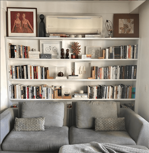 Estante com livros e itens decorativos